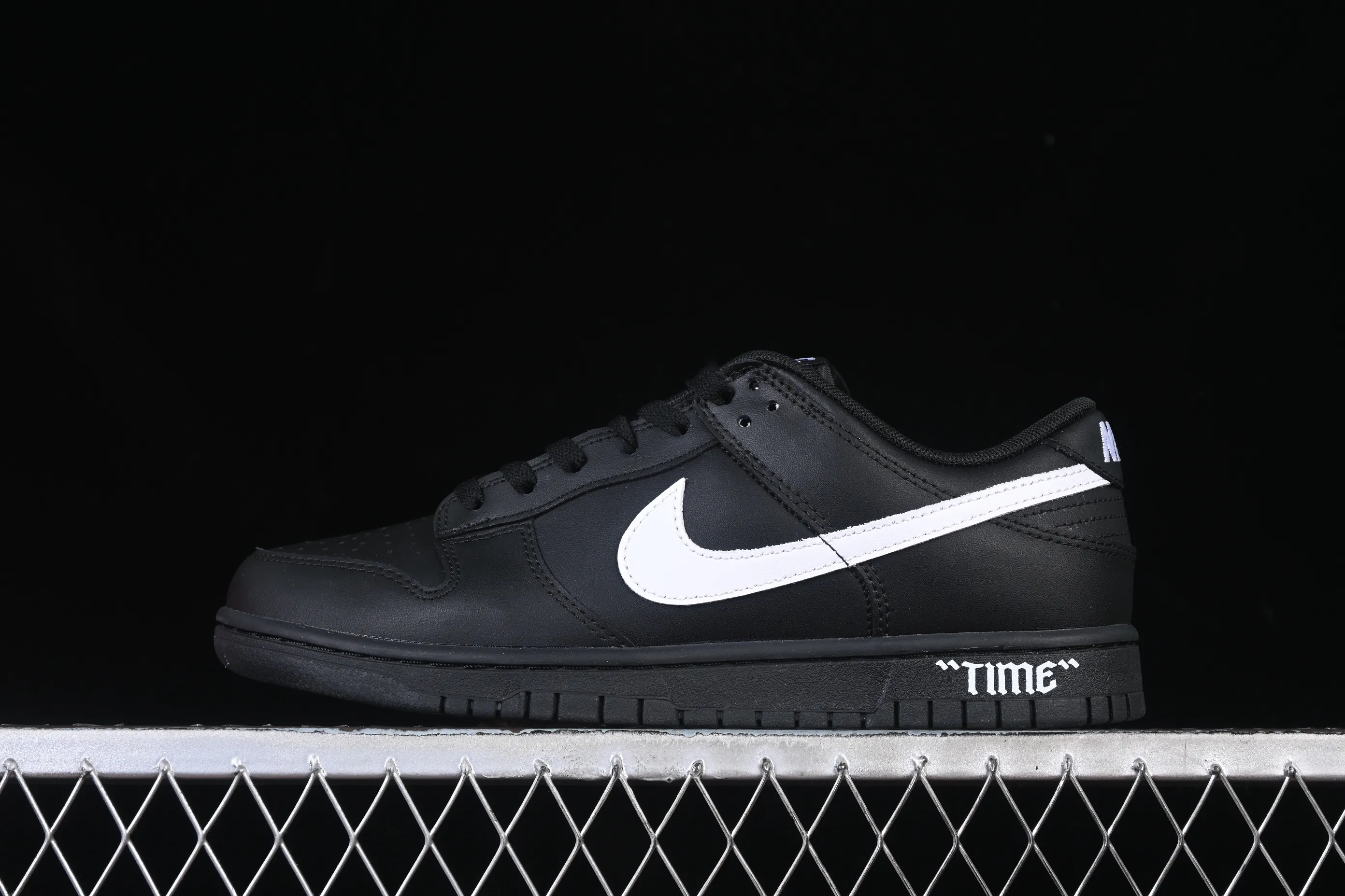 All categories Nk SB Dunk Series Nk SB Dunk Low High-end customized low-top sneakers Nike SB Dunk Low All black and white hook Anniversary high-end customized low-top casual sneakers HF5441-100
